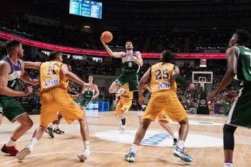 ¿Cuándo se pita pie en baloncesto?